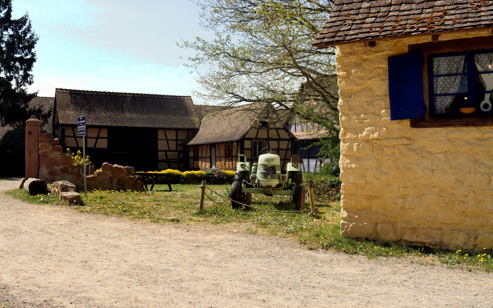 Ländliches Anwesen mit Wiese und altem Traktor